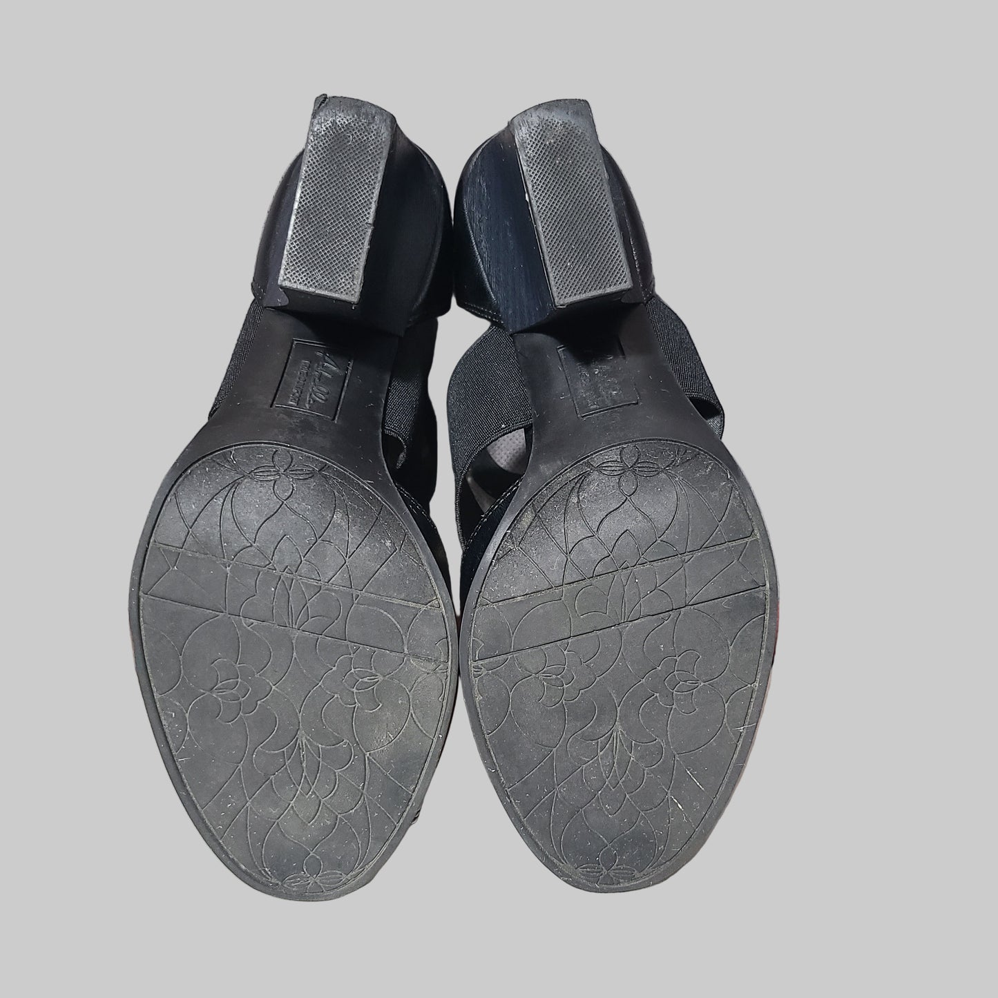 Women's 8.5M Abella True Comfort Black Stretch Strap Sandals - USED