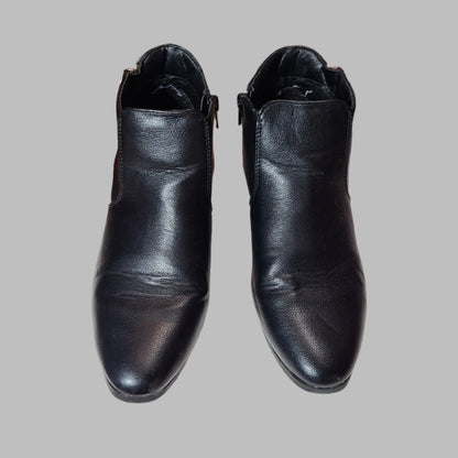 Women's 7.5 Medium Black Croft & Borrow Ankle Boots - USED