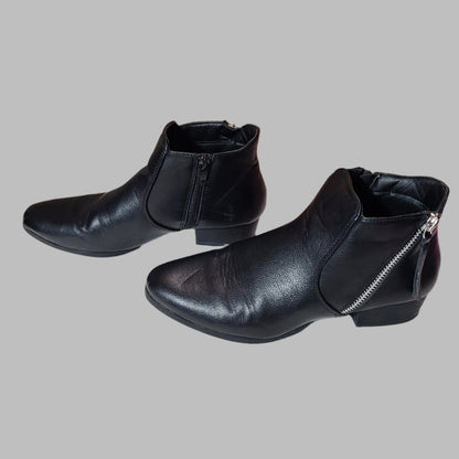 Women's 7.5 Medium Black Croft & Borrow Ankle Boots - USED