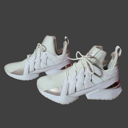 Women's 6.5 White Puma Muse Echo Sneakers - USED