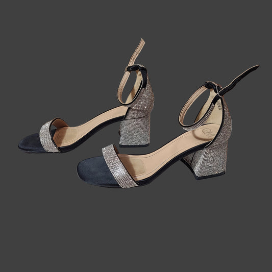 Women's 7M C&M Black & Tan Diamond Heels - USED