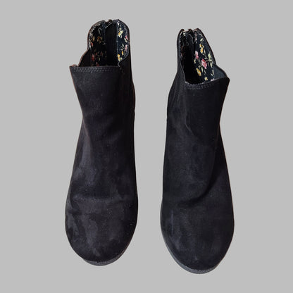 Women's 7 Maurice's Black Suede - Zipper Back Boots - USED