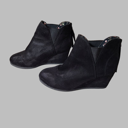 Women's 7 Maurice's Black Suede - Zipper Back Boots - USED