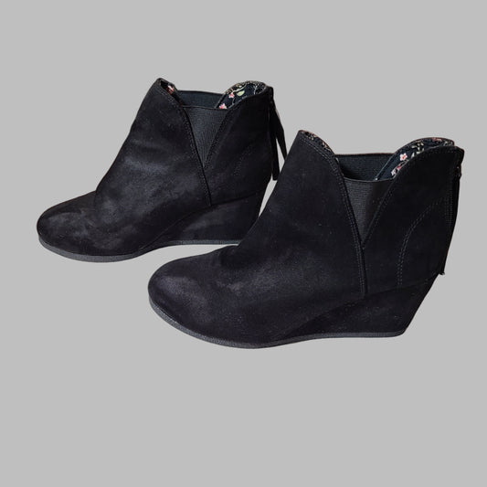 Women's 7 Maurice's Black Suede - Zipper Back Boots - USED